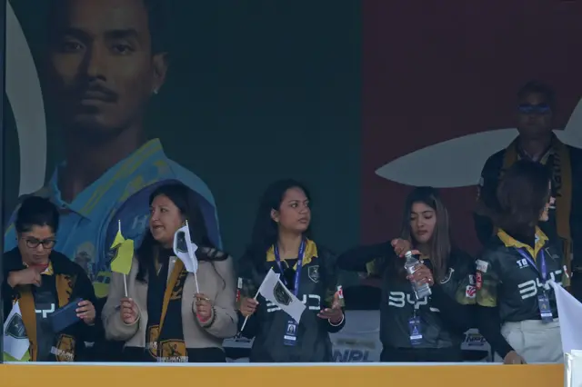 एनपीएलमा सहभागी एउटा टोलीका मालिकहरू