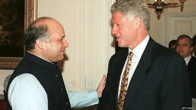 ਪਾਕਿਸਤਾਨ ਦੇ ਪ੍ਰਧਾਨ ਮੰਤਰੀ ਨਵਾਜ਼ ਸ਼ਰੀਫ਼ ਤੇ ਅਮਰੀਕੀ ਰਾਸ਼ਟਰਪਤੀ ਬਿਲ ਕਲਿੰਟਨ