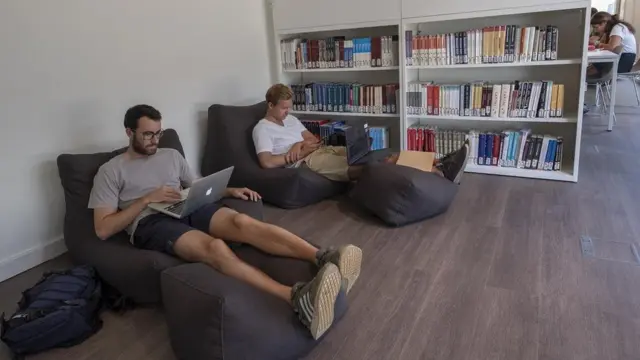 هل "المؤهلات البديلة" ستنافس الشهادات الجامعية قريبا في سوق العمل؟