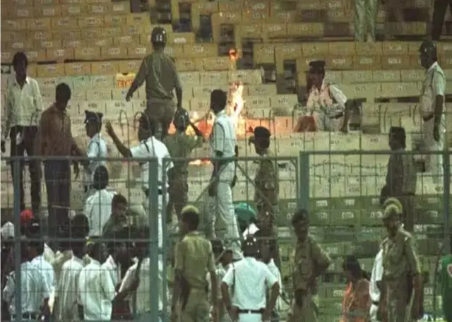 दर्शकों ने मचाया उत्पात.