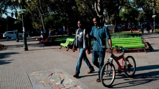 Haitianos caminan por el centro de la capital chilena, Santiago.