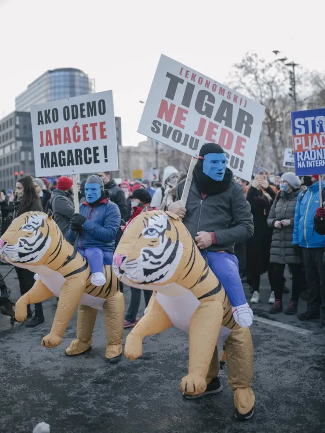 Protest frilensera ispred Skupštine