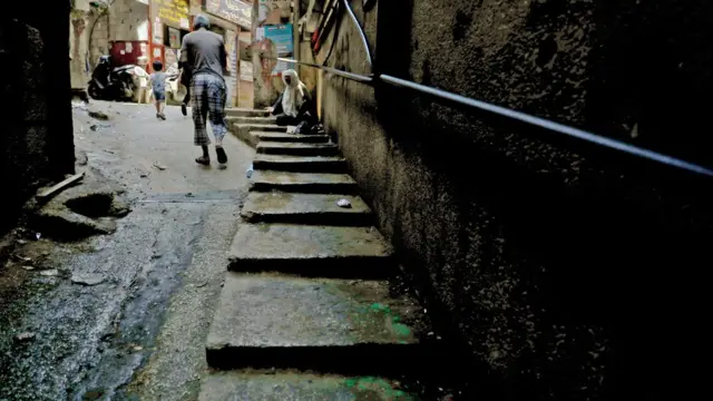 স্যাঁতস্যাঁতে পরিবেশে বসবাস করছেন ফিলিস্তিনি শরণার্থীরা।