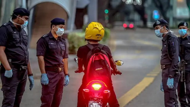 கொரோனா மலேசியா: "பயங்கர பேரழிவை எதிர்கொண்டுள்ளோம்" - எச்சரிக்கும் மகாதீர்