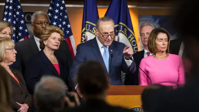 Representantes de la minoría demócrata en el Congreso de EE.UU. critican la postura de sus opositores republicanos.