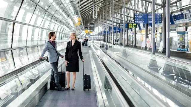 Самодвижущийся тротуар, который сегодня можно встретить в аэропортах по всему миру, впервые показали на Всемирной Колумбовой выставке в Чикаго в 1893 году