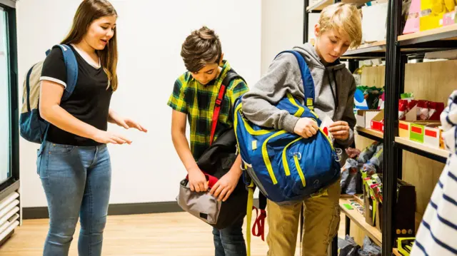 कई बार कुछ लोग अपने साथियों और दोस्तों के सामने अपनी बहादुरी दिखाने के मक़्सद से दुकानों से सामान चुराते हैं