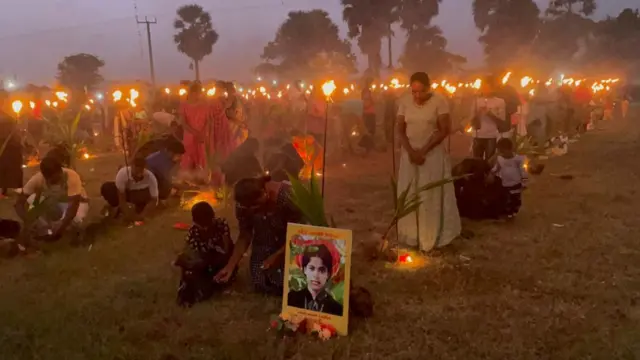 මන්නාරමේදී පැවති මහවිරු සැමරුම යුද්ධයෙන් මියගිය සාමාජිකයින්ගේ පවුල්වල සාමාජිකයින් තම ඥාතීන් සමරමින්