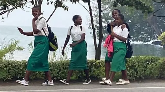 Ku ruhande rw'u Rwanda rwegereye umupaka wa Goma, abanyeshuri barimo gutaha nyuma y'uko amashuri yabo abasabye gusubira mu rugo kubera imirwano iri hakurya i Goma