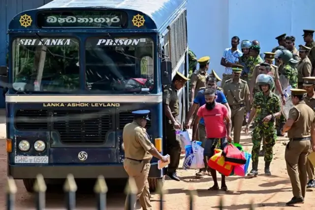 මීගමුව බන්ධනාගාරයේ සිට වෙනත් බන්ධනාගාර වෙත රැඳවියන් මාරු කර යවන අවස්ථාවක්