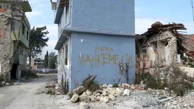 Resmi verilere göre Hatay'da yıkılan konut, işyeri ve ahır sayısı yaklaşık 150 bin. Hatay İnşaat Mühendisleri Odası'na göre ise bu sayı 300 bini buluyor