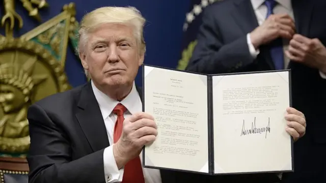 Donald Trump firma una orden ejecutiva que suspende la entrada a EE.UU. de refugiados y de los ciudadanos de ciertos países musulmanes - BBC News Mundo