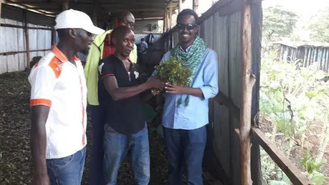 Waa weriyaha BBC-da, Bashiir Caato oo haddiyad ahaan loo siinayo khaad kadib markii uu qiima beelay