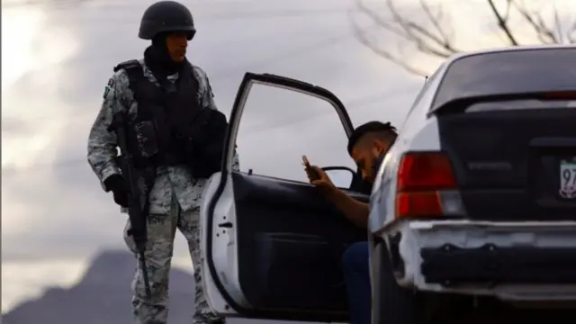 Miembro de la Guardia Nacional en la revision de un auto