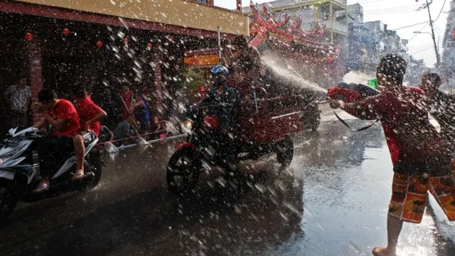 Tradisi Perang Air di Selatpanjang