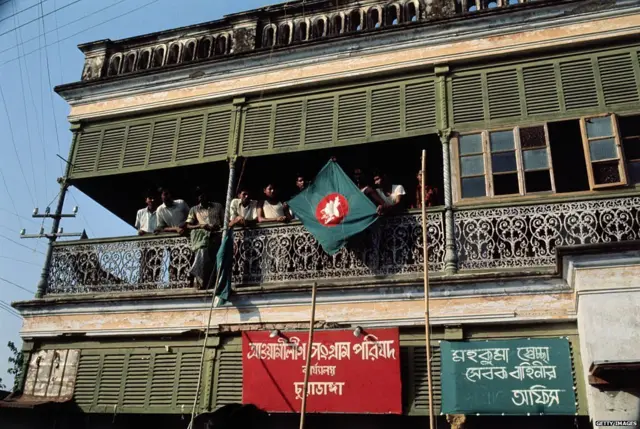 बांग्लादेश का झंडा लिए शेख़ मुजीबुर्रहमान के समर्थक