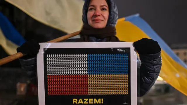 Дівчина з прапорами Польщі та України