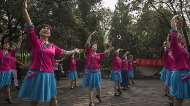 广场舞是深受中国妇女欢迎的运动方式。