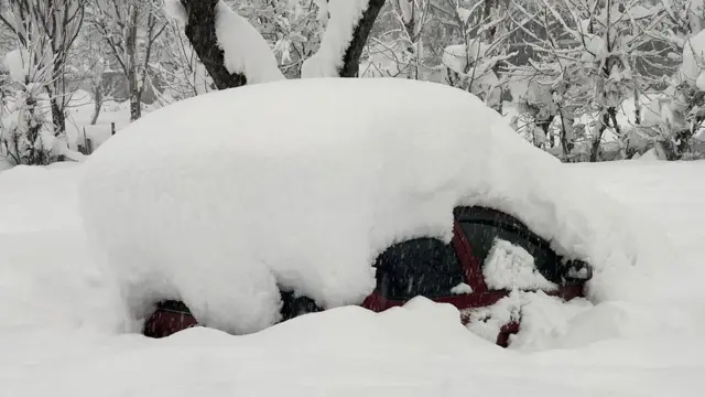 برف میں دبی ہو