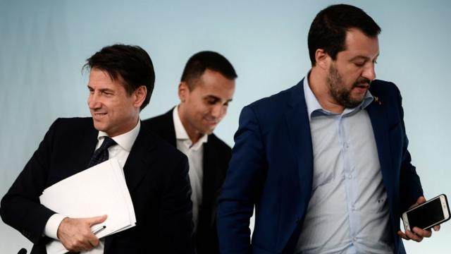 イタリアのジュゼッペ・コンテ首相（左）と2人の副首相、ルイジ・ディ・マイオ氏（中央）とマッテオ・サルビーニ氏（右）は、予算案の修正を要求された