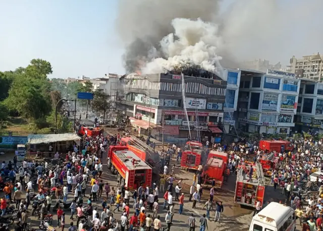 સુરતમાં લાગેલી આગની તસવીર