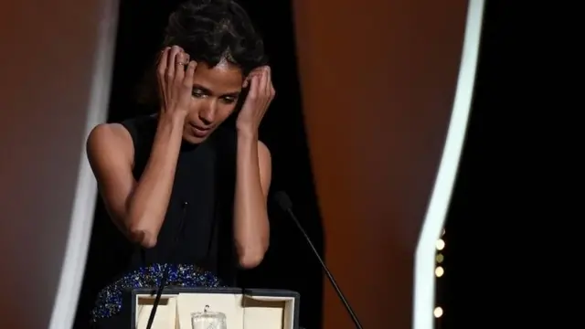 마티 디오프가 그랑프리를 수상한 후 수상소감을 발표하고 있다