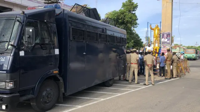 வேதாரண்யம் அம்பேத்கர் சிலை உடைப்பு: யார் காரணம்?