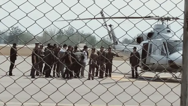 တရုတ်နိုင်ငံသား ၂ဦးကို မြန်မာနိုင်ငံရဲတပ်ဖွဲ့က ဖမ်းဆီးပြီးနောက် ဖေဖော်ဝါရီ ၄ရက်နေ့မှာ ထိုင်းနိုင်ငံရဲတပ်ဖွဲ့ကို လွှဲပြောင်းပေး