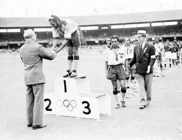 મેલબોર્ન ઑલિમ્પિક, 1956માં ગોલ્ડ મેડલ લેતાં બલબીર સિંહ