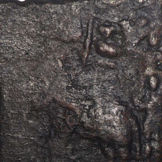 யானையின் மேலே ஸ்ரீவத்சம், பின்புறம் மனிதன் உள்ள சோழர் காசு.