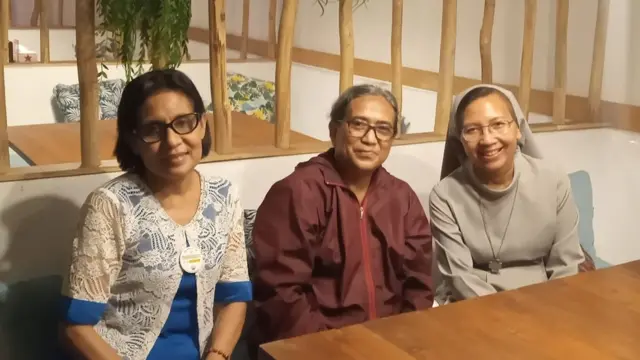 Paoina Bara, Emmy Sahertian, dan Laurentina Suharsih (dari kiri ke kanan)