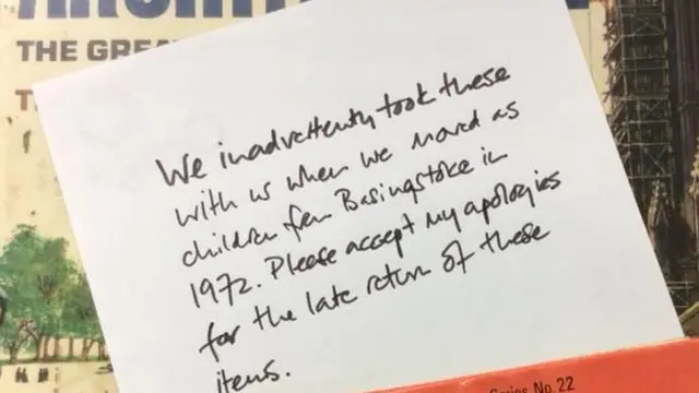 '너무 늦게 반납해 죄송하다'는 내용의 사과 쪽지