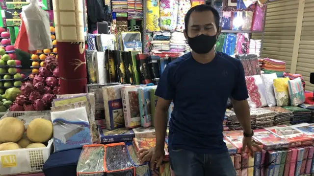 Pedagang sprei dan bed cover di Pasar Senen