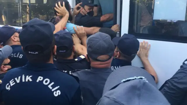 Etirazçılar və polis