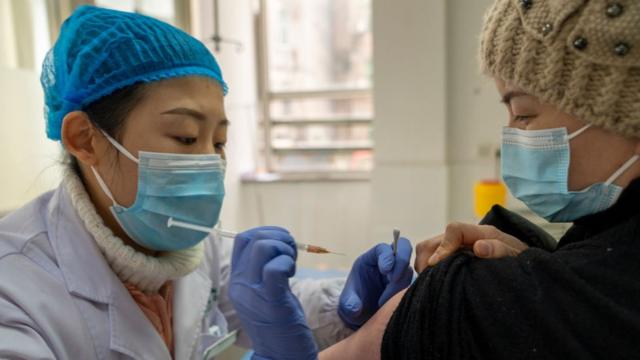 中国首度正式批准新冠疫苗上市，意味着大规模接种可能迅速展开。