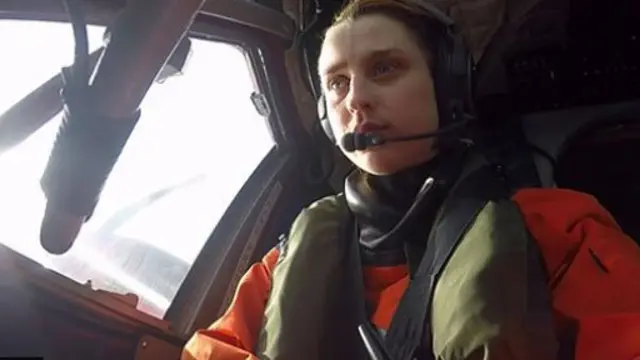 Ella Gilbert em um helicóptero