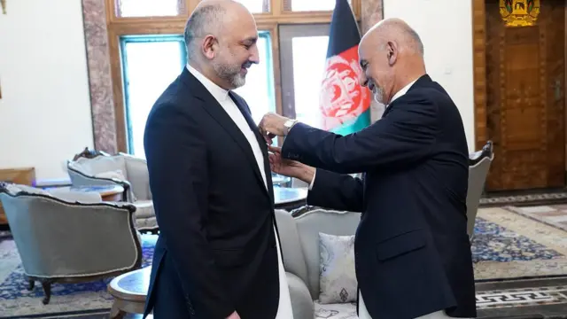 ولسمشر د بهرنیو چارو وزیر حنیف اتمر ته مډال ور کوي.