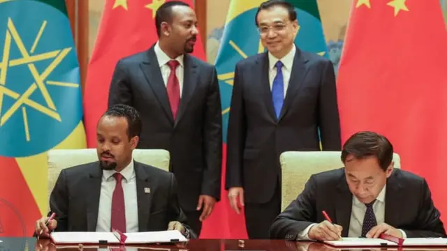 ወከልቲ ክልቲኤን ሃገራት ኣብ ቅድሚ መራሕቲ ስምምዕ እናተፈራረሙ