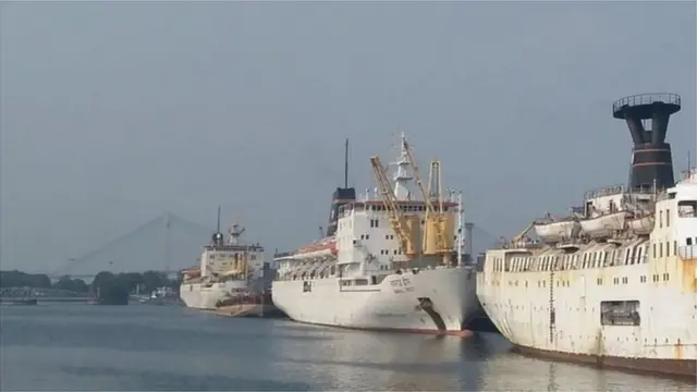 হুগলী নদীর তীরে কলকাতা বন্দর