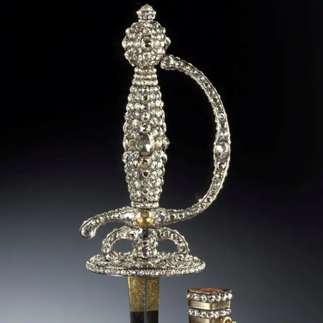Una espada con varios diamantes grandes y docenas de diamantes más pequeños, parte de la colección de Dresde.