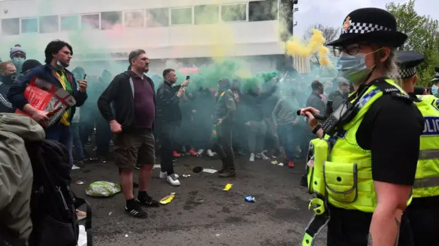 Противостояние болельщиков и полиции.