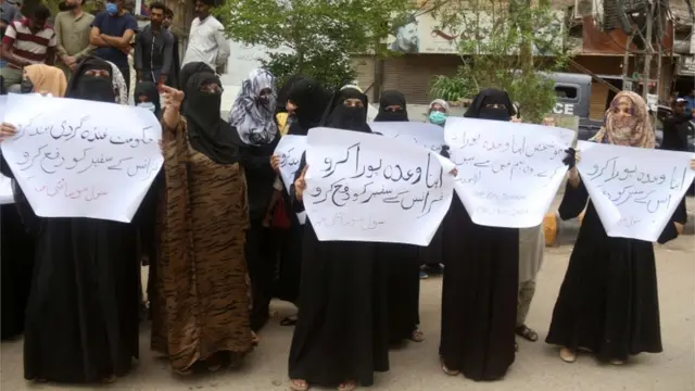 فرانس کے سفیر کو ملک سے نکالنے کے حق میں احتجاج