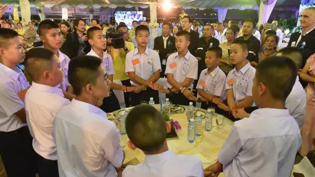 เด็ก ๆ ทีมหมูป่าร่วมงานเลี้ยง ณ พระราชวังดุสิต