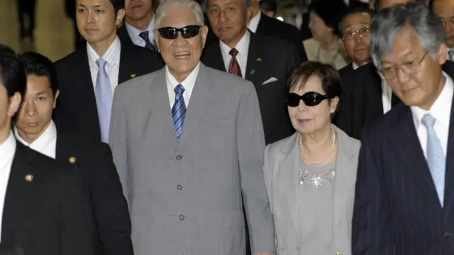 李登輝與夫人曾文惠在東京成田機場（4/9/2009）