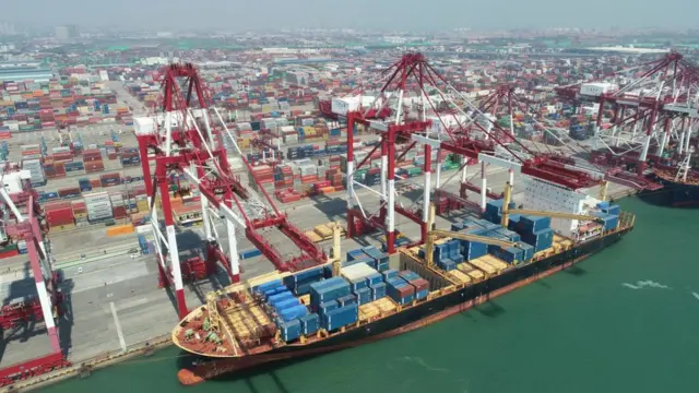 চিংডাও বন্দরে সিঙ্গাপুরের জন্য খাদ্যসামগ্রী তোলা হচ্ছে জাহাজে, ২৯-০৪-২০২০।