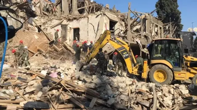 Гянджа: руины, спасатели, экскаватор.