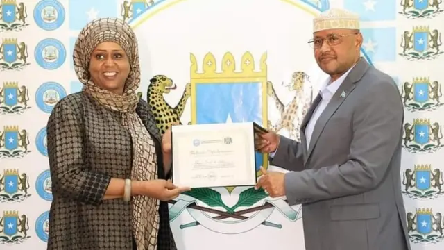 Fowsiya oo qaadatay shahaadada Musharraxnimo ee xilka Madaxwaynaha Soomaaliya