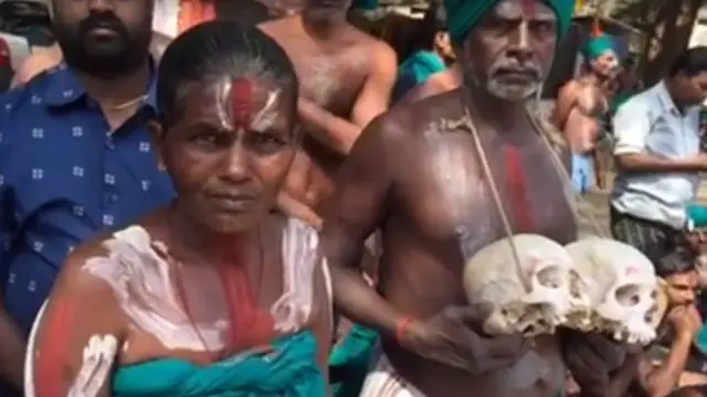 அரசு விவசாயிகளுக்கு நாமம் போட்டுவிட்டது என்பதை அடையாளப்படுத்தி மண்டையோடுகளோடு போராட்டம்