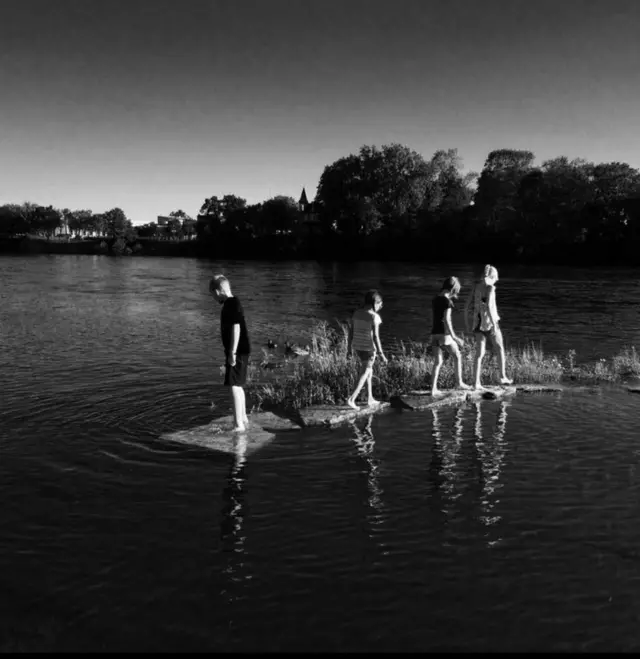 أطفال يلعبون في الماء