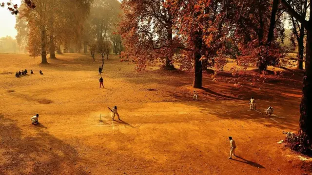 کشمیر میں خزاں اور کرکٹ